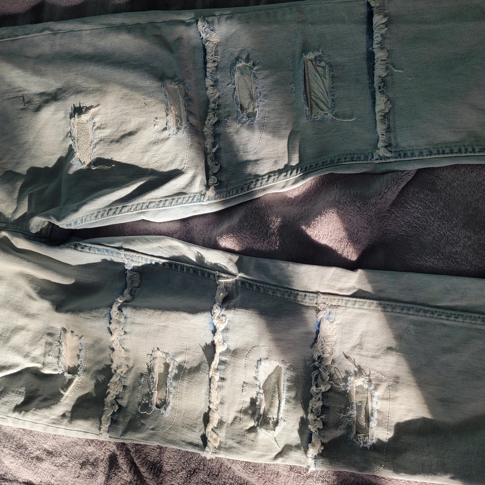 Guess Relaxed Gray Jeans with Vintage Distressing
